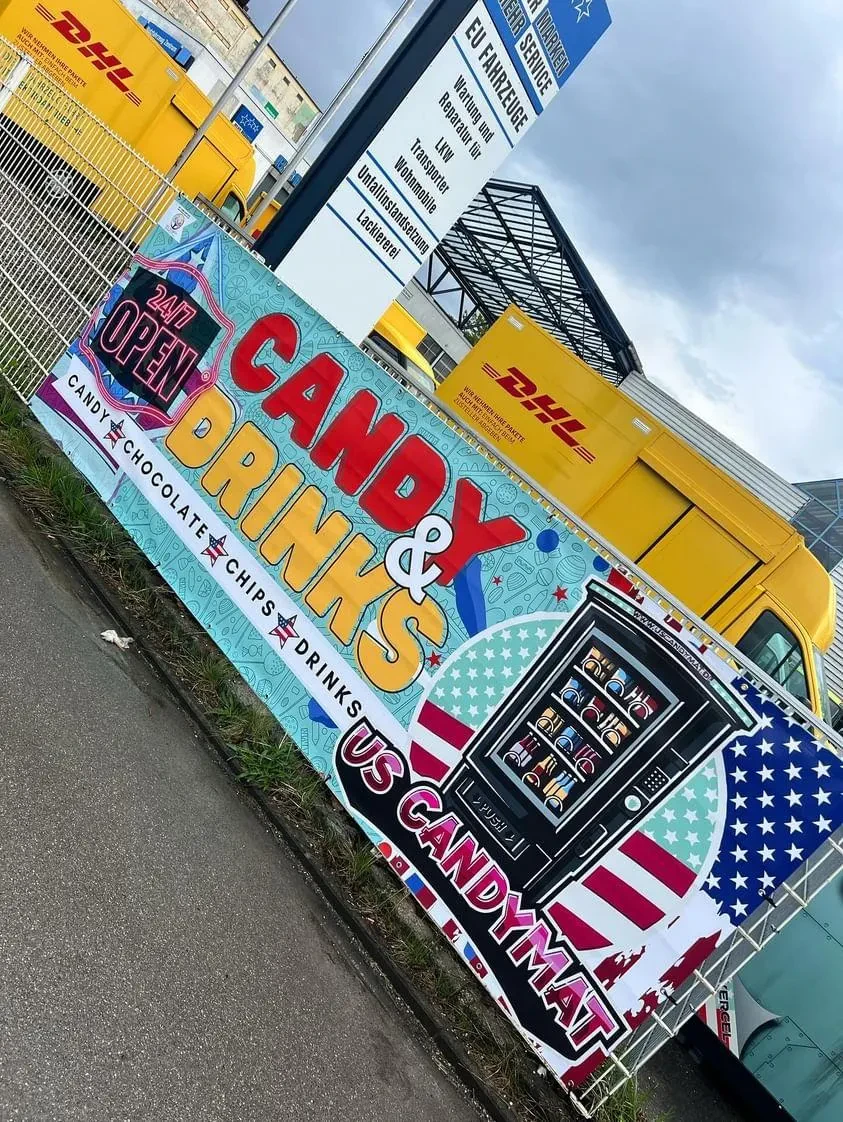 Das Banner am Standort in der Landsberger Straße