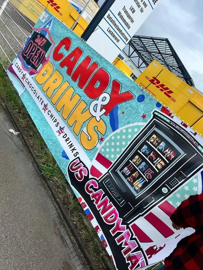 Seitliche Ansicht des aufgehängten Banners