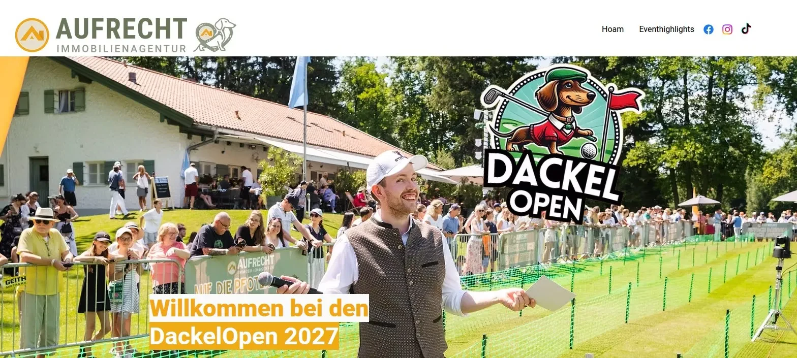 Startseite von dackelopen.de: Moderator mit Mikrofon vor dem Publikum an der Rennstrecke auf dem Golfplatz, daneben das Dackel-Open-Logo und die Überschrift „Willkommen bei den DackelOpen 2027“